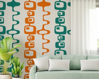 Puede incluir: Un papel tapiz con un patrón geométrico de color verde azulado y naranja sobre un fondo blanco. El patrón presenta cuadrados y líneas onduladas que se repiten. El papel tapiz se muestra en un ambiente de sala de estar con un sofá verde claro y cortinas blancas.