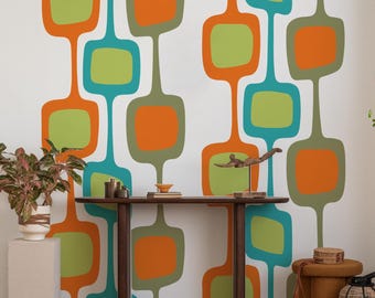 Può includere: Un muro bianco con un motivo geometrico di quadrati turchesi, arancioni e verdi. Il motivo si ripete verticalmente, creando un look moderno e retrò.