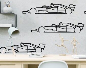 Peut inclure: Dessin au trait noir de voitures de course de Formule 1 sur un mur gris clair. Les voitures sont de profil, montrant les roues et le design aérodynamique. La scène comprend un bureau avec une lampe, des fournitures d'art et des figurines d'artistes en bois.