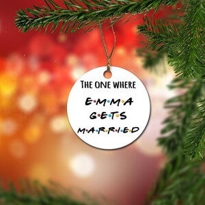 Gepersonaliseerd kerstornament voor bruiloft: &quot;The One Where...&quot; Keramisch ornament