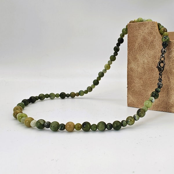 Collier en pierre serpentine (perles environ 4 et 6 mm). Taille au choix. Pierres semi-précieuses véritables.