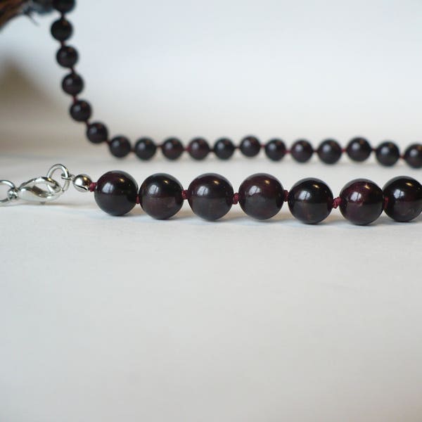 Collier Grenat véritable rouge foncé (perles 6 ou 8 mm nouées). Homme, femme. Gemme pierre fine naturelle.