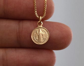 Medalla religiosa de San Benito, pequeña, chapada en oro de 18 quilates, colgante para collar, joyería católica cristiana.