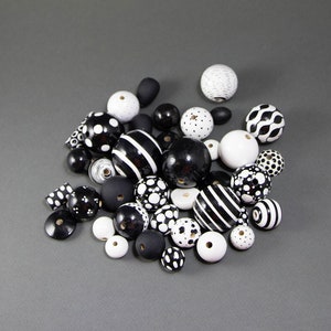 Schwarze und weiße Holzperlen großes Set, handbemalte Holzperlen, Perlen für die Schmuckherstellung, DIY Schmuck, Holzmaterialien, Makramee Perlen