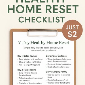 Könnte beinhalten: Eine druckbare Checkliste mit dem Titel "7-Day Healthy Home Reset" mit einfachen täglichen Schritten, um zu entgiften, zu entrümpeln und Ruhe in Ihr Zuhause zu bringen. Die Checkliste enthält Aufgaben für jeden Tag, wie z. B. die Entgiftung der Luft, die Beseitigung von Giftstoffen, das Reinigen von Oberflächen, die Vereinfachung Ihrer Speisekammer und die Straffung von Routinen. Die Checkliste ist für nur 2 € erhältlich.