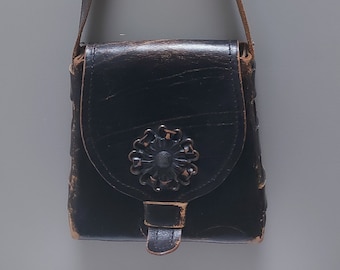 Borsa a tracolla in pelle fatta a mano, nera, usurata, usurata, spessa, screpolata, graffiata, con fibbia floreale in metallo, chiusura a patta.