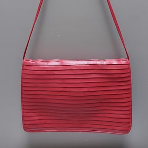 Sac Holt Renfrew en cuir rouge, sac à main, sac à bandoulière, fabriqué en Italie, intérieur doublé, texturé, détails en cuir ondulé, style années 80, sac à main rétro.