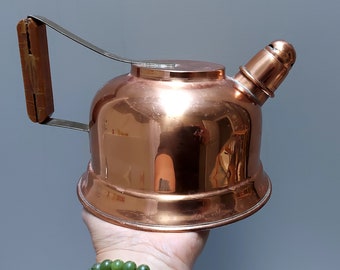 Hervidor de cobre vintage, pico extraíble de cobre con silbato, mango de latón y madera, estampado en la base Copral. Fabricado en Portugal, pátina.