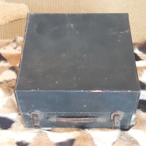 Valise vintage, petit coffre, coffre, boîte d'enregistrement, battre, fissuré, usé, marqué, rayé, battre la vieille boîte