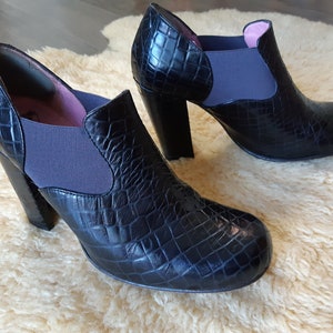 Buty Fluevog, rozmiar 8, buty na wysokim obcasie, wsuwane, na wysokim obcasie, teksturowana sztuczna skóra krokodyla, ciemnobrązowe, rodzina U Melania, skórzane podeszwy