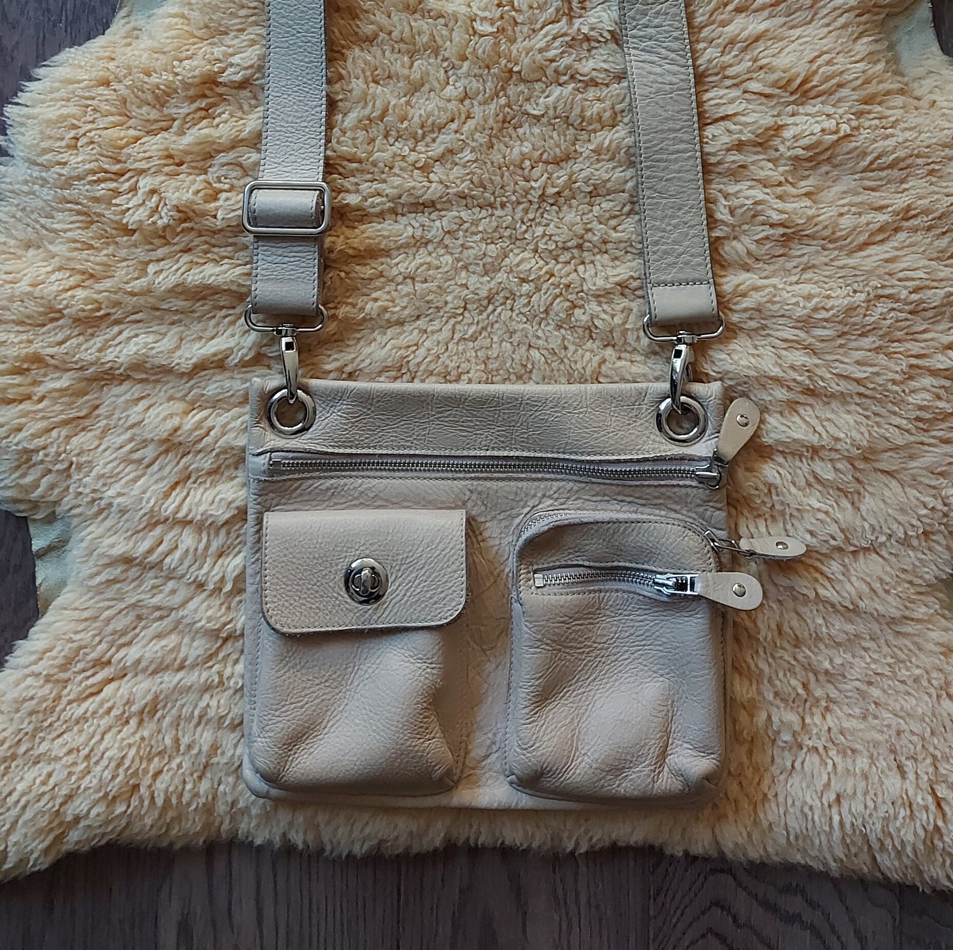 ROOTS CANADA Leather Handbag, Women's Fashion, Bags & Wallets, Purses &  Pouches on Carousell