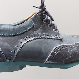 Buty John Fluevog, brogsy typu wingtip Derby, Future z okrągłym noskiem Orbit, w kolorze turkusowo-czarnym, sznurowane, gumowe podeszwy. unisex, męskie 7, damskie 9 ok.