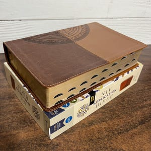Personalized NIV Application Study Bible Thumb Indexed - Brown LeatherLike - name Imprint, 9780310465157 (Update to Life Application Bible)