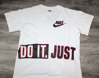 Vintage 90s ropa Nike Air Sportswear gris etiqueta hombres tamaño mediano Just Do It Swoosh Logo Wrap Around All Over Print camiseta de manga corta
