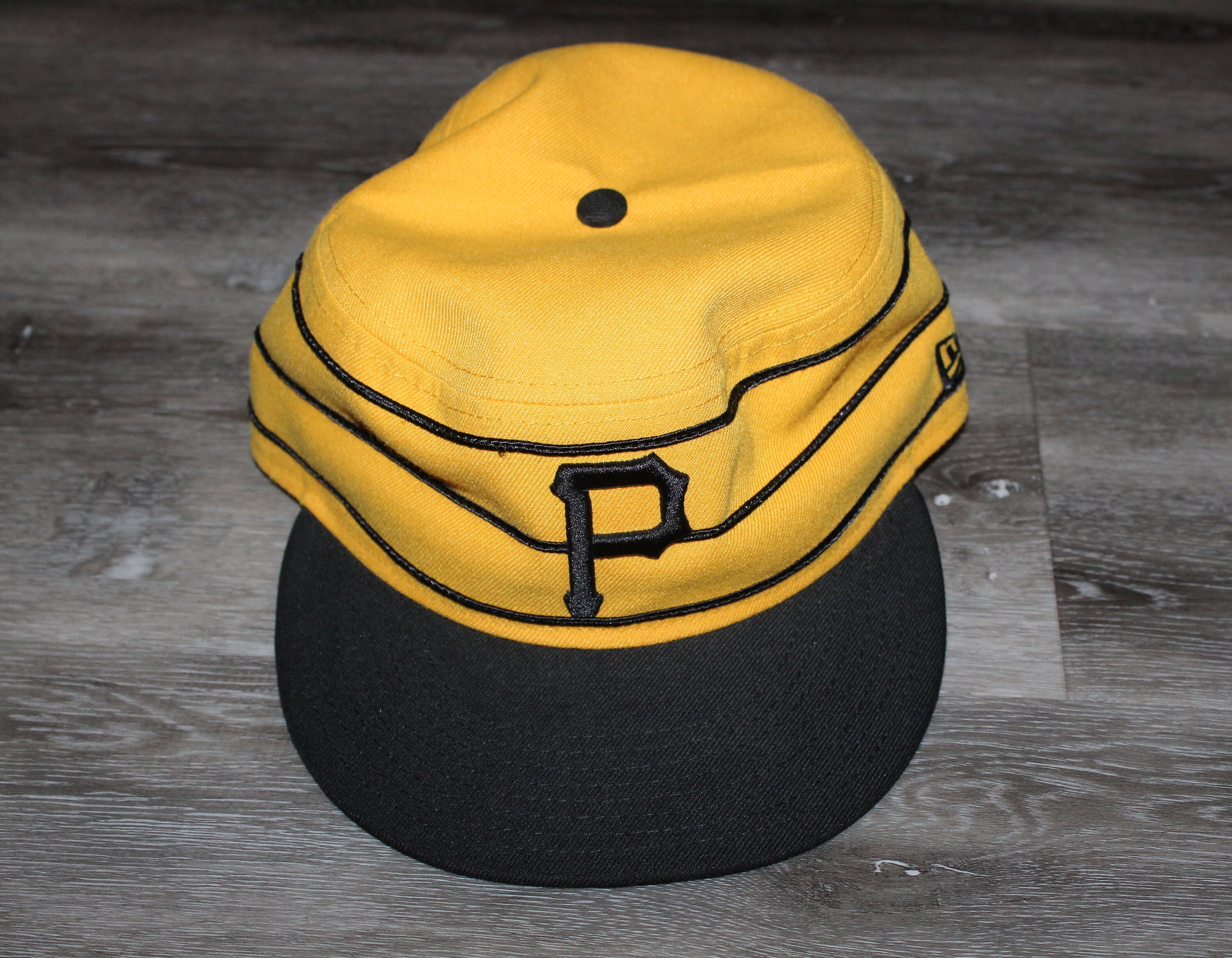 Exclusive Fitted Black Pittsburgh Pirates Yellow Pinstripe New Era Short Sleeve T-Shirt XL