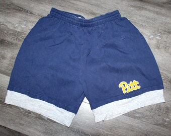 Vêtements vintage des années 90 et 2000 Université de Pittsburgh Pitt Panthers hommes taille petit logo rétro au-dessus du short de sport de basket-ball de genou