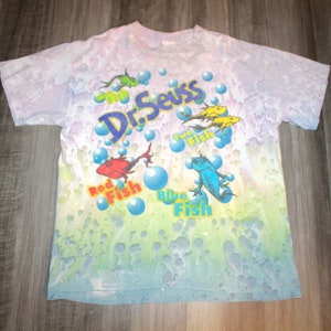 Vintage 90er Jahre Kleidung Dr Seuss Buch Ein Fisch Zwei Fische Rot Fisch BlauEr Fisch Herren Größe XL / Oversized Damen Retro Krawattenfarbe Kurzarm T Shirt
