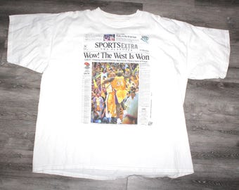 Vintage 90er Jahre 2000er Jahre Kleidung NBA Los Angeles Lakers Basketball Zeitungsdruck Shaquille Oneal Kobe Bryant Männer Größe XXL Kurzarm T Shirt
