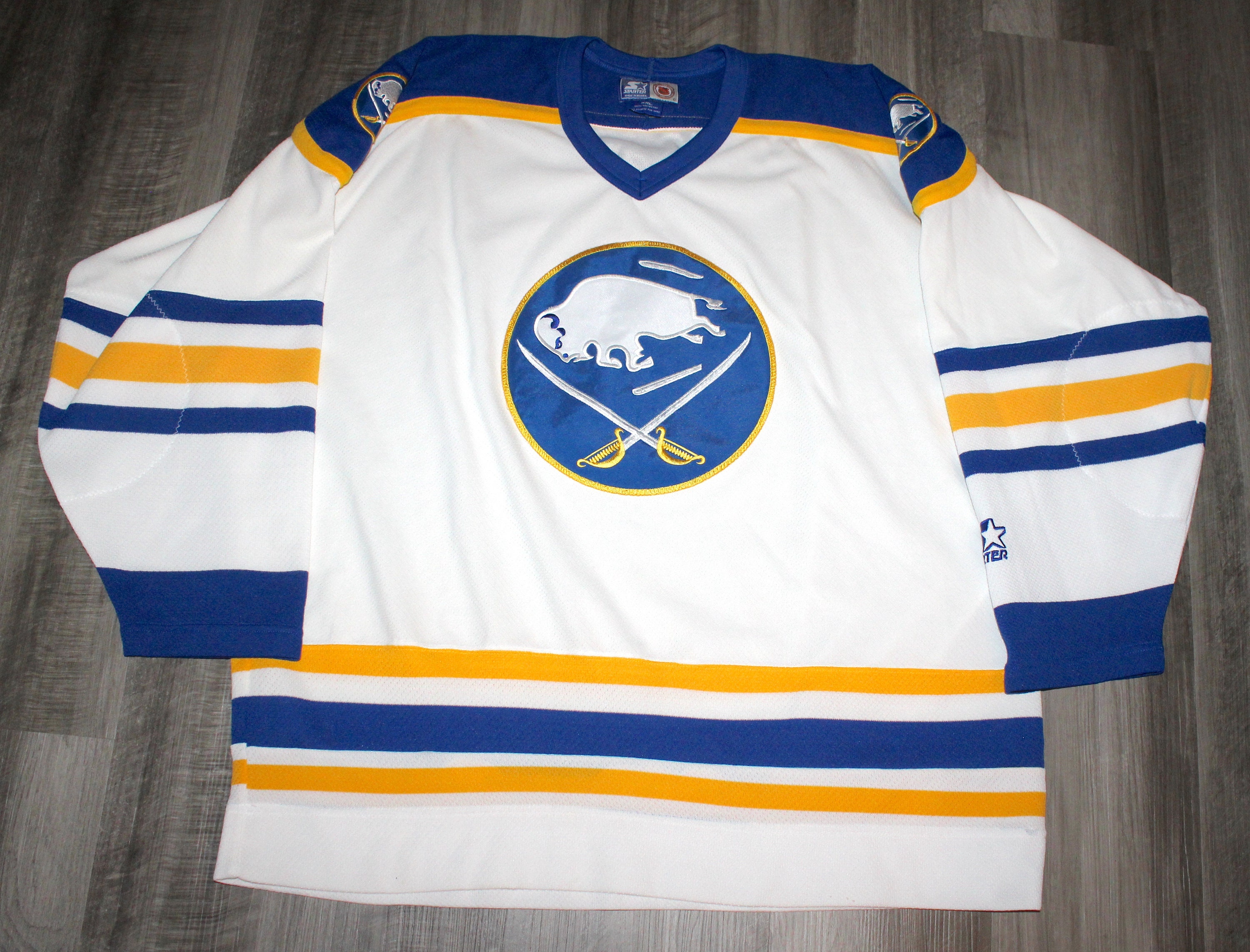 Pro Player Buffalo Sabres Mens Hockey Jersey size Large Old Style Logo Sewn  NHL