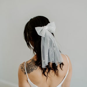 Noeud pour cheveux voile de perles douces, bord brut simple, noeud de mariage pour mariée, nacré, clouté - blanc et ivoire clair