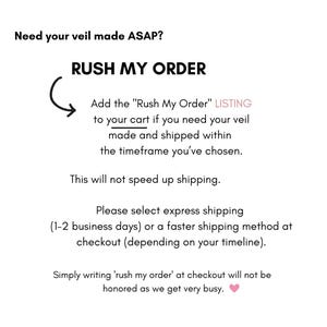 Pu&ograve; includere: Testo bianco su sfondo bianco. Il testo recita "Need your veil made ASAP?" e "RUSH MY ORDER". Ulteriore testo spiega come accelerare un ordine aggiungendo un elenco "Rush My Order" al carrello.