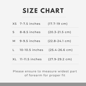 Pu&ograve; includere: Una tabella delle taglie con misure in pollici e centimetri. Le taglie vanno da XS (7-7,5 pollici, 17,7-19 cm) a XL (11-11,5 pollici, 27,9-29,2 cm). Il testo consiglia di misurare la parte pi&ugrave; larga dell'avambraccio.