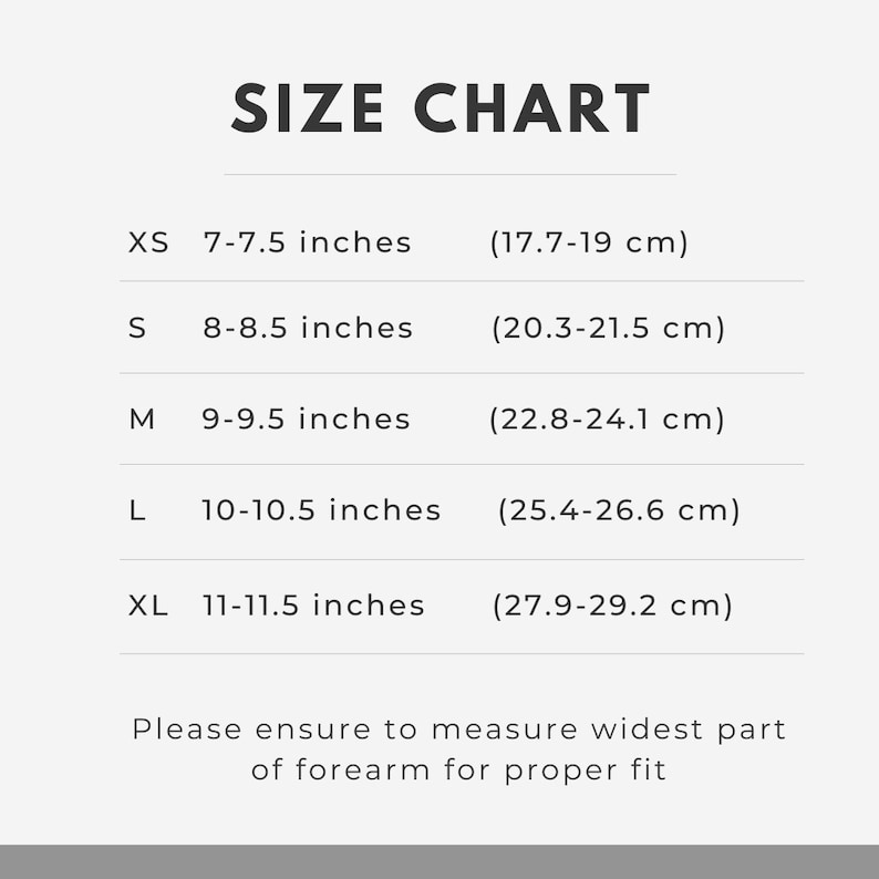 Pu&ograve; includere: Una tabella delle taglie con misure in pollici e centimetri. Le taglie vanno da XS (7-7,5 pollici, 17,7-19 cm) a XL (11-11,5 pollici, 27,9-29,2 cm). Il testo consiglia di misurare la parte pi&ugrave; larga dell'avambraccio.