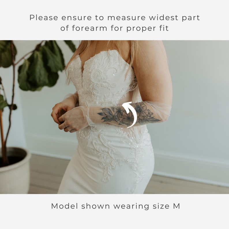 Pu&ograve; includere: Un abito da sposa bianco con ricami floreali intricati e maniche trasparenti. La modella indossa la taglia M. Il testo nell'immagine dice: "Assicurati di misurare la parte pi&ugrave; larga dell'avambraccio per una vestibilit&agrave; corretta."