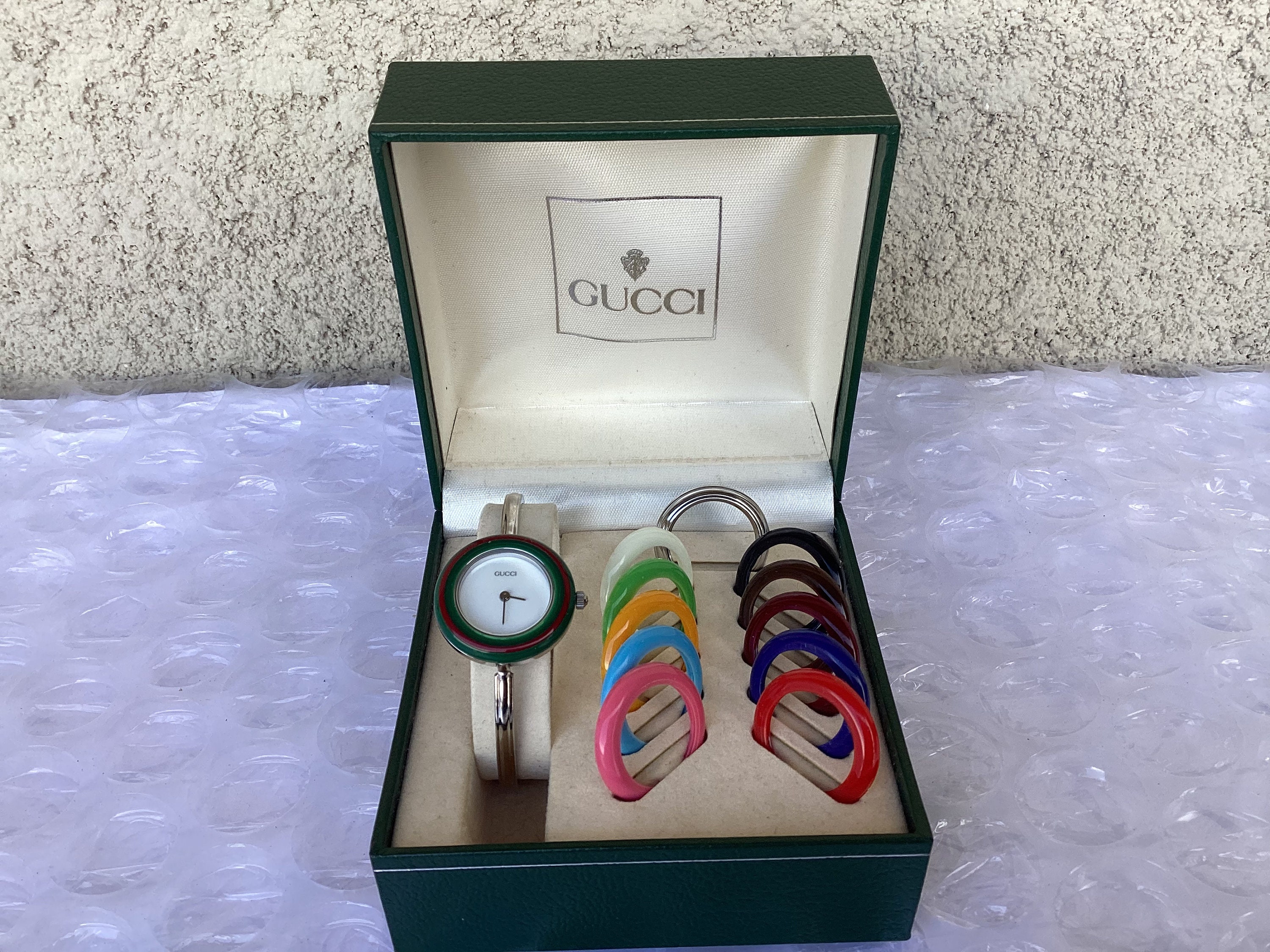 silver gucci bezel watch