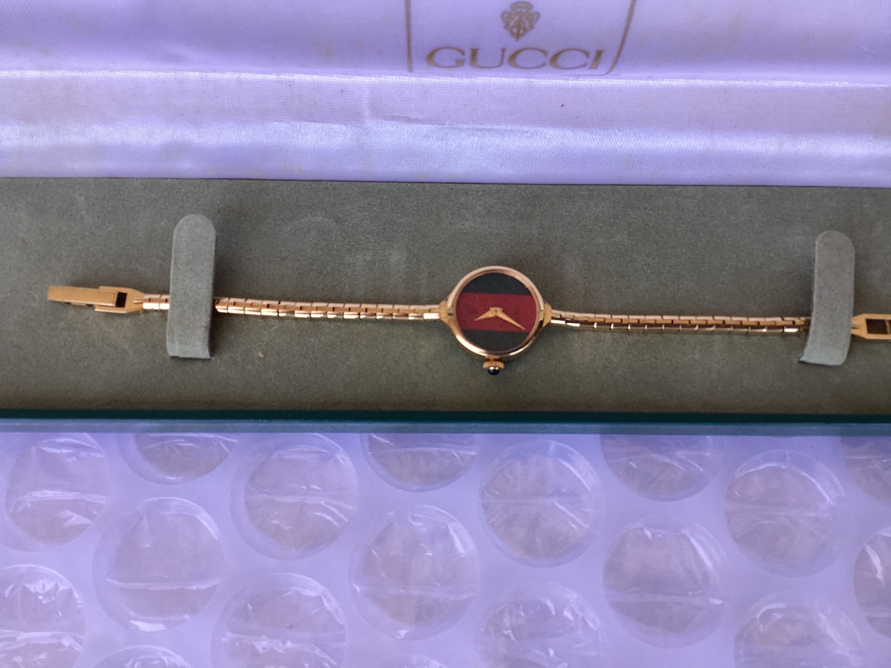 Gucci Vintage Red & Green dial ladies watch Gucci 3000.2.l Watch: Vintage Ladies 90s Gold with Red and  main image 4