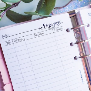 Peut inclure: Une page blanche avec une bordure noire et le titre "Expense Tracker" avec un petit nœud. La page est divisée en colonnes intitulées "Date", "Catégorie", "Description" et "Montant en €".