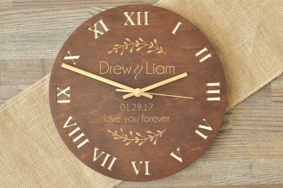 Reloj de pared de madera con numeros romanos personalizado con diseno floral para la familia relojes de madera tenida regalo de aniversario de bodas para recien casados Etsy Espana
