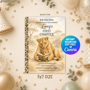 Op de afbeelding: Een rechthoekige uitnodigingskaart met een leeuwin en welp die een boek lezen in de savanne. De tekst bevat Little Golden Books, Lacey's First Chapter, datum, tijd en locatiegegevens. De kaart heeft een rug met patroon en 5x7 formaat.