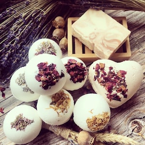 Botanical Bath Bombs decorated with dried flowers & petals-Scented with essential oils-Natural handmade bathing-Bathing Gift