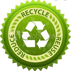 Może przedstawiać: Zielony okrągły znaczek z białym symbolem recyklingu i napisami "Zmniejsz, Ponownie wykorzystaj, Recyklinguj" wok&oacute;ł symbolu.