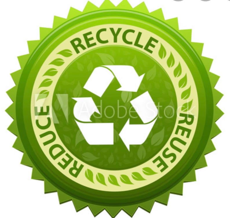Może przedstawiać: Zielony okrągły znaczek z białym symbolem recyklingu i napisami "Zmniejsz, Ponownie wykorzystaj, Recyklinguj" wok&oacute;ł symbolu.