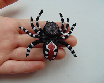 Black red Spider Brooch Halloween Gift Spider Pin Halloween Brooch Leather spider exotic Insect Badge black Tarantula Brooch 3d decor bag