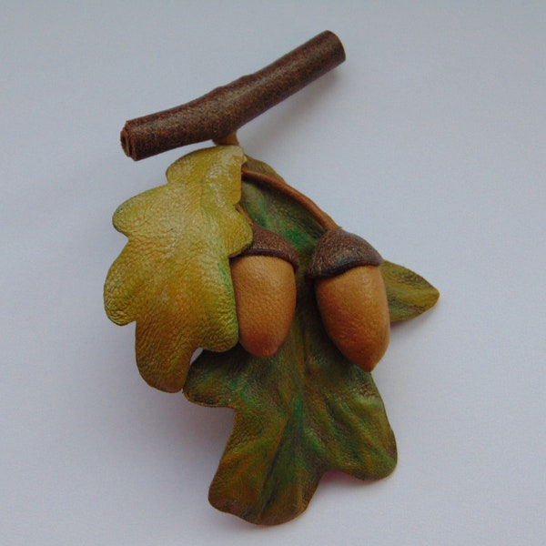 Broche de cuero Bellotas Joyería de otoño Broche de hoja de roble Historia de la naturaleza Broche marrón 3d Hoja de otoño Broche boho Acentos de regalo de aniversario de cuero