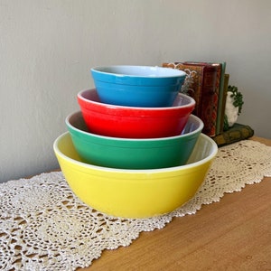 Vintage Pyrex, Pyrex Mixing Bowls, Primary Pyrex Bowls, Primary Pyrex Mixing Bowls, Farmhouse Kitchen, Set of Vintage Pyrex Mixing Bowls
