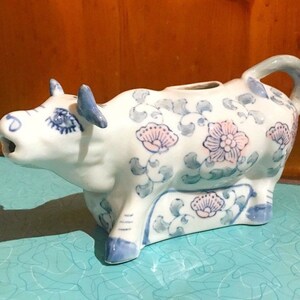 Floral cow creamer, Flower cow creamer, Ceramic cow creamer, White souvenir cow creamer, Farmhouse Kitchen, Cow Decor, Chinese Cow creamer