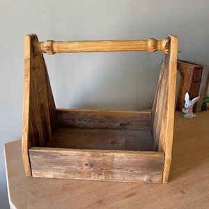 Altholz-Tragetasche, Bauernhaus-Tragetasche, Sukkulenten-Pflanzgefäß, primitiver Holz-Caddy, Hühner- und Küken-Pflanzgefäß, Scheunenholz-Pflanzgefäß, Bauernhaus