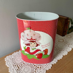 Vintage Strawberry Shortcake Trash Can, Vintage Nursery Trash Can, Metal Trash Can, Polka Dot Waste Basket, Vintage Trash Can, Wastebasket