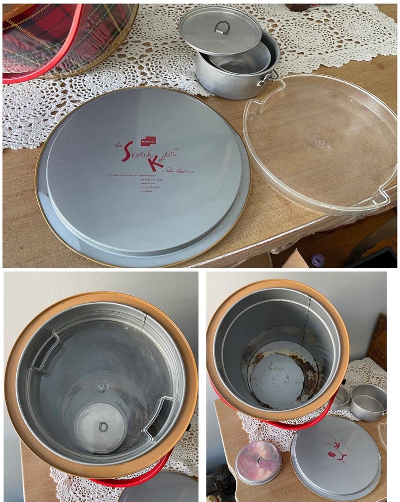 Peut inclure: Glaci&egrave;re vintage rouge et blanche &agrave; carreaux avec un couvercle argent&eacute; et un r&eacute;cipient int&eacute;rieur argent&eacute;. La glaci&egrave;re a une poign&eacute;e et une &eacute;tiquette qui indique "The Scotch Kooler".