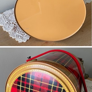 Peut inclure: Un seau &agrave; glace en m&eacute;tal rouge et noir &agrave; carreaux avec une poign&eacute;e rouge. Le seau a une garniture dor&eacute;e et une forme ronde.