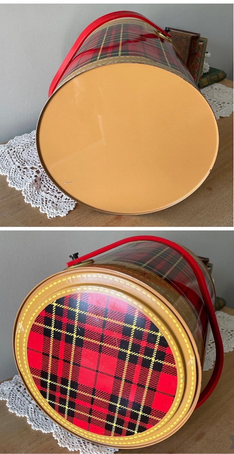 Peut inclure: Un seau &agrave; glace en m&eacute;tal rouge et noir &agrave; carreaux avec une poign&eacute;e rouge. Le seau a une garniture dor&eacute;e et une forme ronde.