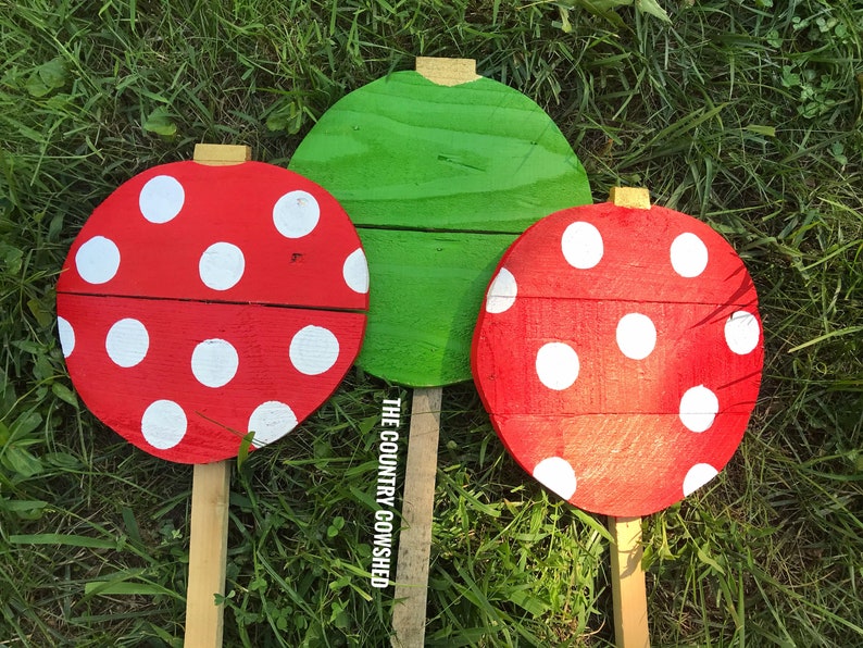 Red & Green Christmas Yard Stakes Reclaimed Wooden Stakes Etsy