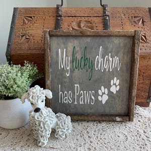 My Lucky Charm has Paws Schild, St. Patricks Day aus Holz, Tierliebhaber Zeichen, Einweihungsparty Geschenk, irischer Liebhaber Geschenk, Glücksbringer, Pfotenabdrücke