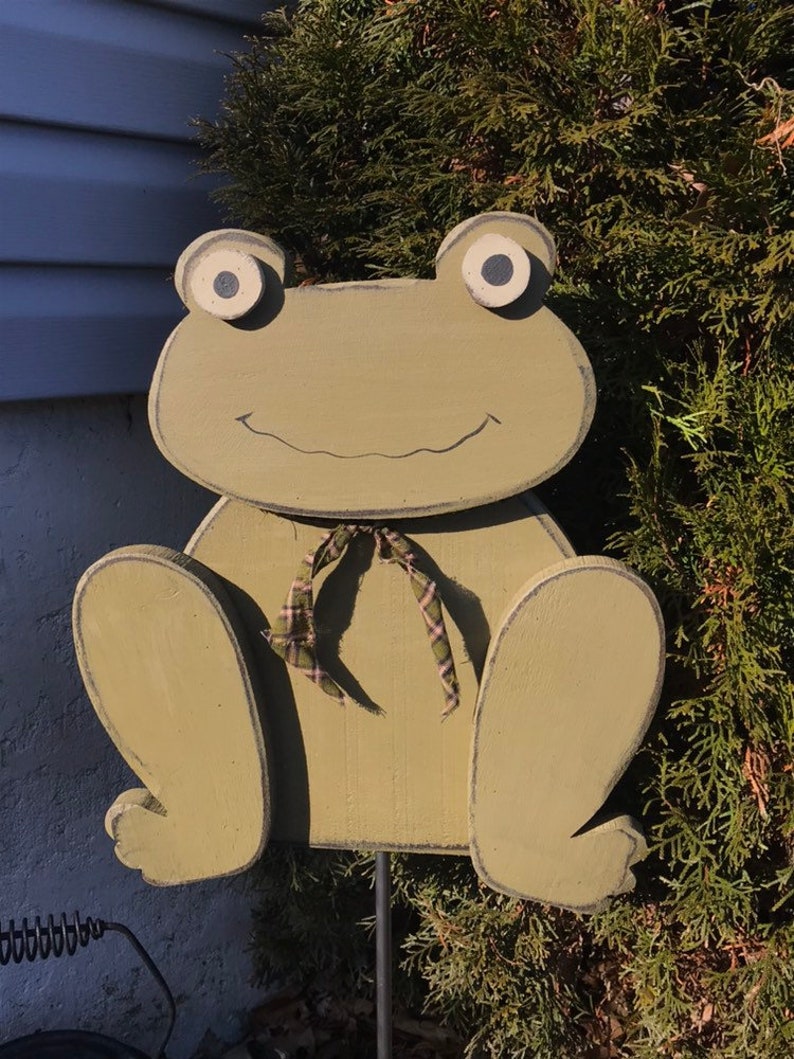 Spring Yard Stakes Set Frog Yard Stake Reclaimed Wood Stakes Spring Summer Outdoor Decorations Frog Garden Stake Outdoor Toad