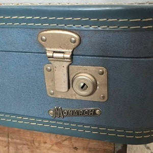 Vintage blue suitcase, vintage monarch suitcase, Vintage luggage image 5