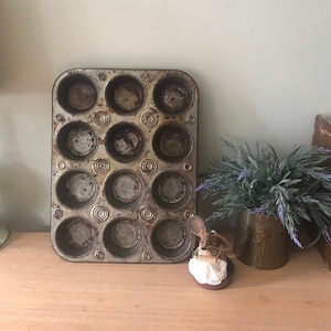 Vintage Muffin Pan, Vintage Muffin Tin, 12 Cup Muffin Pan, Farmhouse Kitchen, Rustic Kitchen Decor, Vintage Cupcake Baking Pan, Vintage Tin